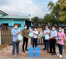 คณะผู้บริหารพร้อมด้วยท่านผู้นำชุมชน นำถุงยังชีพเพื่อมอบให้ผู้กักตัวและผู้ป่วยโควิด  